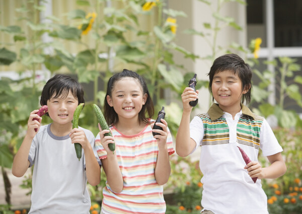 手拿蔬菜的学生图片