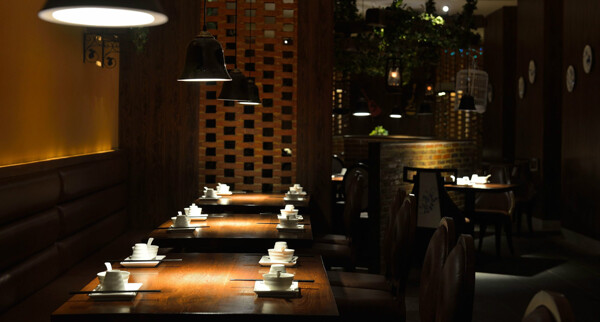 中式复古典雅餐厅黑色吊灯工装装修效果图
