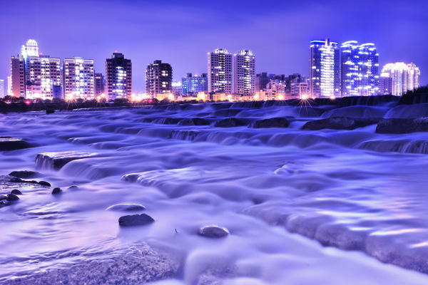 唯美紫色城市夜景图片
