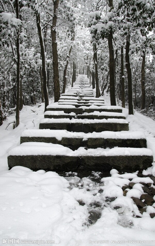 山中雪景图片