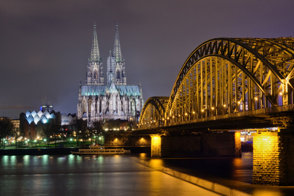 科隆大教堂和铁路桥梁夜景图片