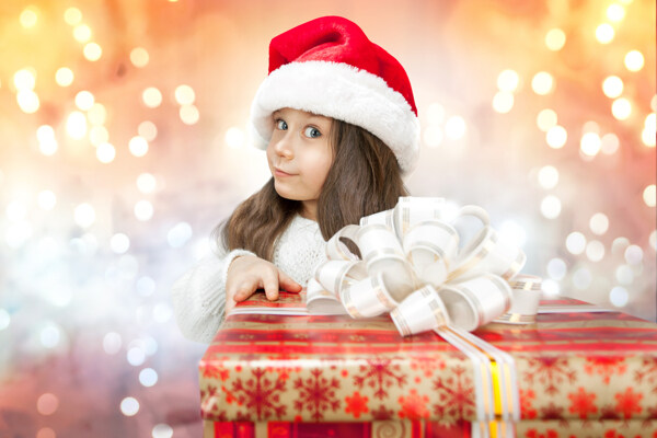 女孩与圣诞礼物盒图片