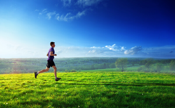 草地上跑步的男人图片