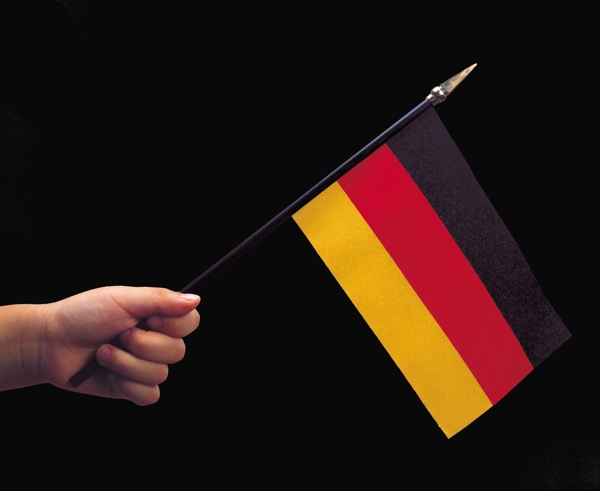 手持德国国旗免抠素材