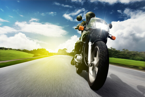 道路上骑摩托车的人物图片