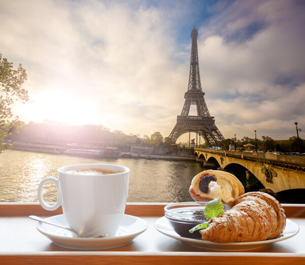 巴黎铁塔和咖啡杯和面包图片