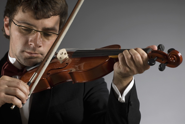 深情演奏小提琴的外国男性图片