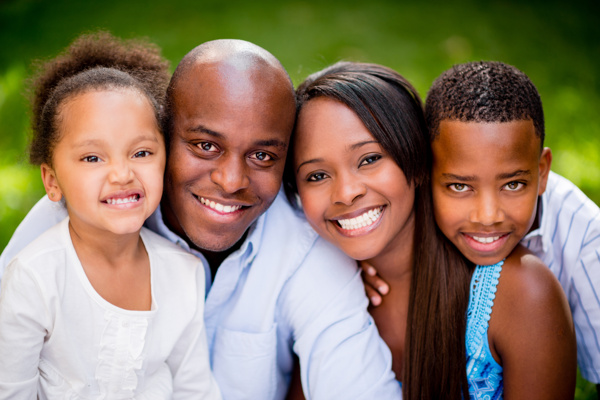 微笑的黑人家庭图片