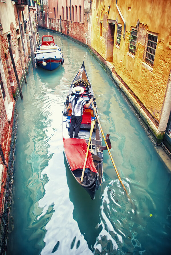 威尼斯河流上的小船图片