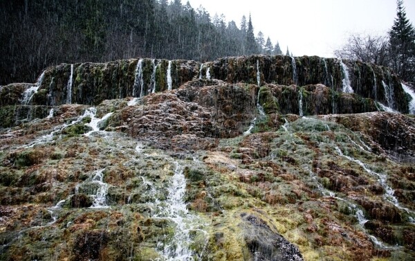 黄龙瀑布台雪雹图片