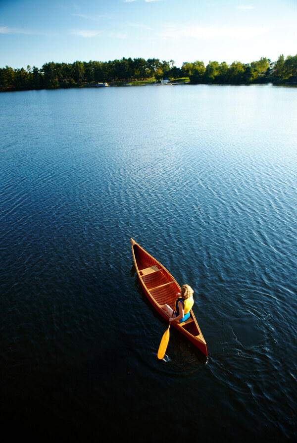 自然水景公园划船悠闲