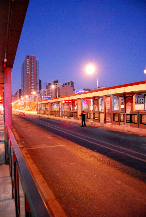 凌晨的brt公交站点图片