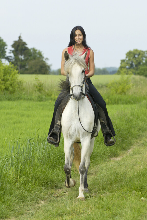 田园中骑马的女孩图片