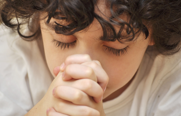 正在祈祷的男孩图片
