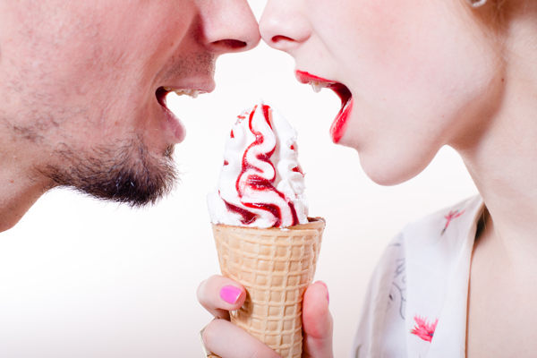 一起吃冰激淋的情侣图片