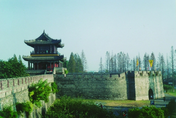 荆州古城东门城墙图片