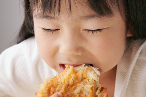 享受美味食物的儿童图片
