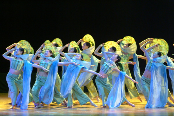 舞蹈女人蓝色群舞图片