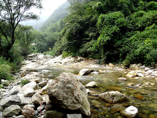 山间溪水图片