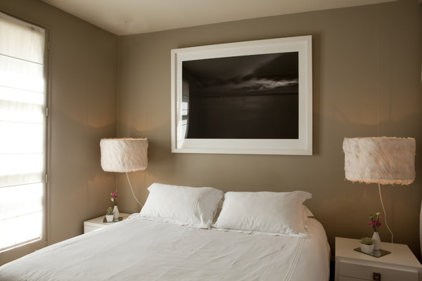 现代雅致卧室褐色背景墙室内装修效果图