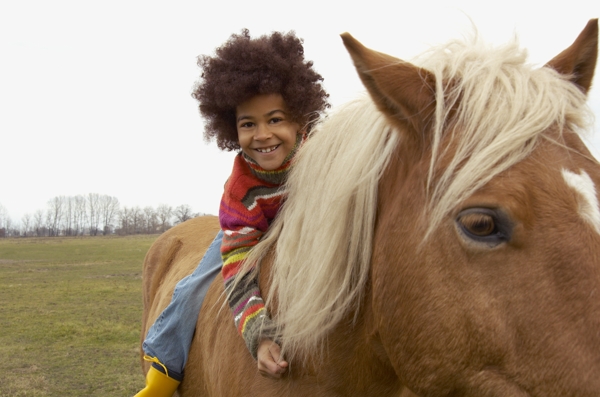 骑马的儿童图片