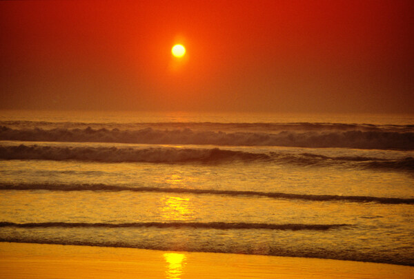 日落夕阳下的海边图片