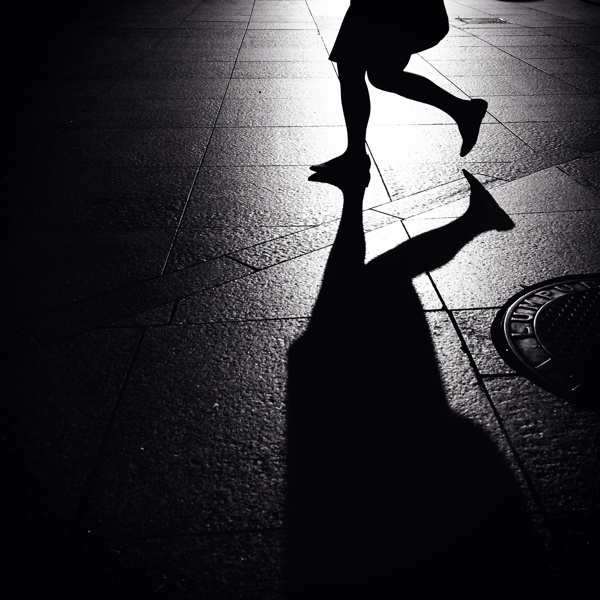 夜晚跑步的女人图片