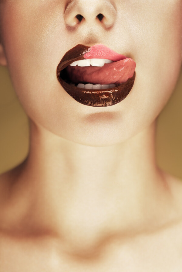 嘴唇上涂着巧克力的女人