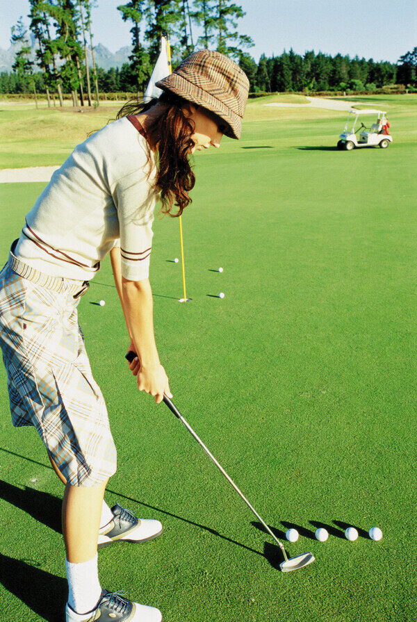 打高尔夫球的时尚美女