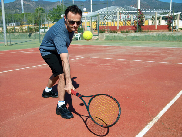 打网球的外国男人图片