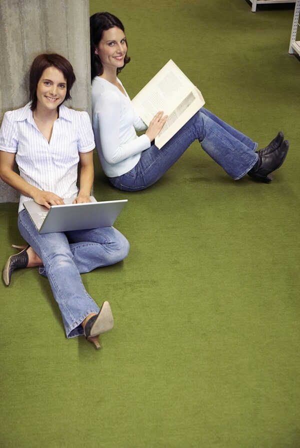 坐在地板上的两个女人图片