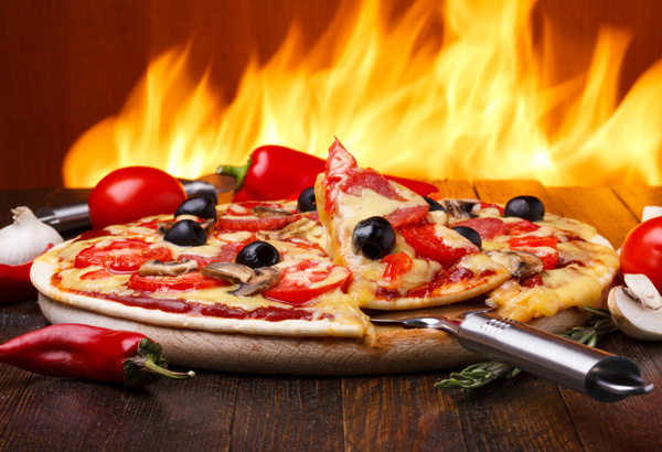 火炉旁的美味披萨图片
