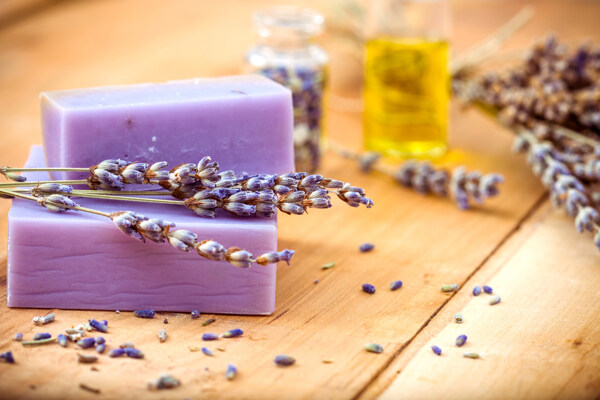 紫色香皂与薰衣草图片