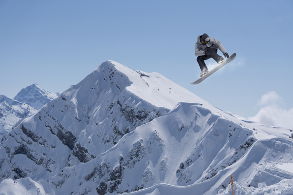 雪山滑雪的运动员图片