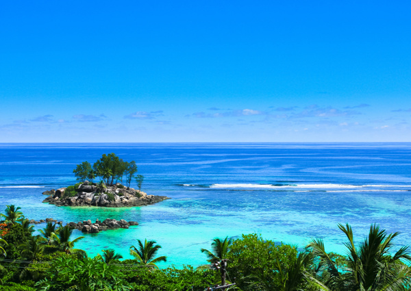 蓝天与海面风景