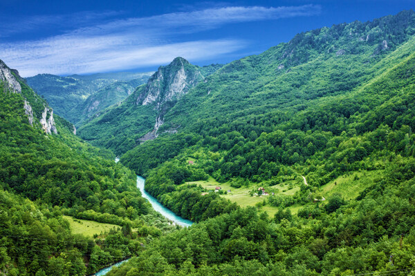 美丽山脉河流风景