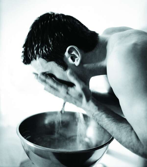 正在洗脸的男子