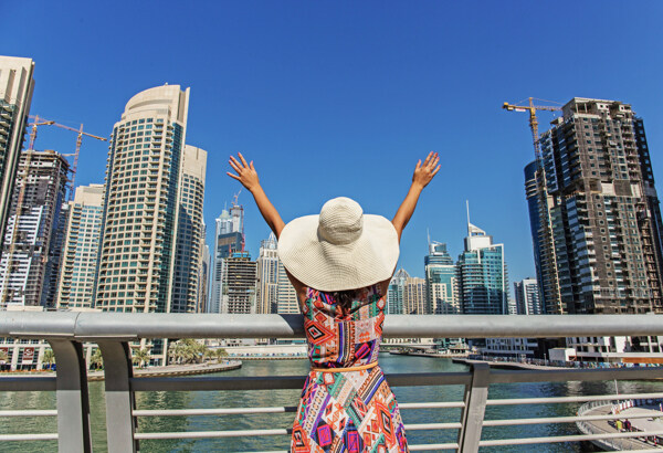 美女背影与迪拜城市风景图片