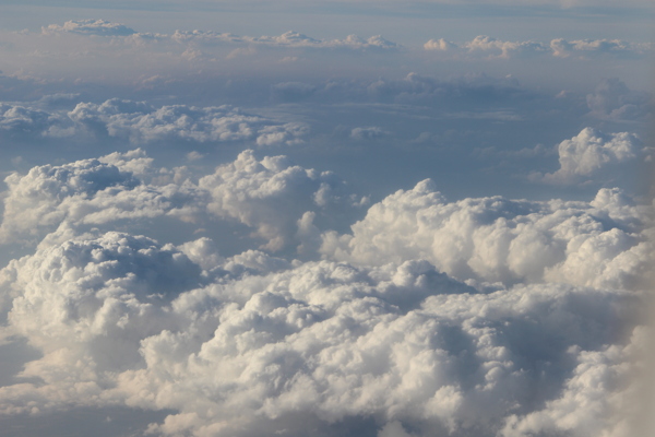 云海飞机鸟瞰图图片
