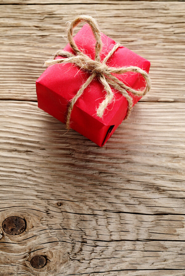 木板上的红色礼物盒图片