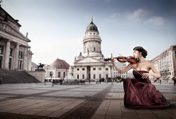 城市中拉小提琴的人物图片
