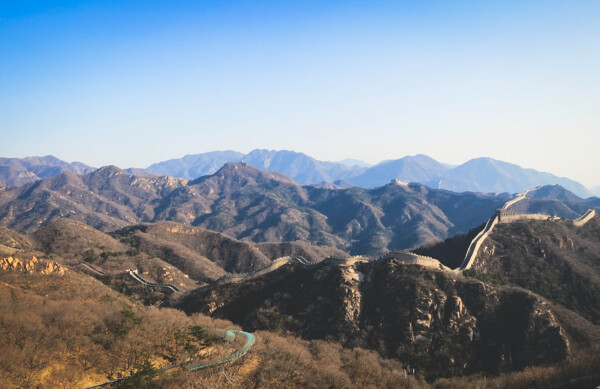 一段蜿蜒在崇山峻岭之间的长城