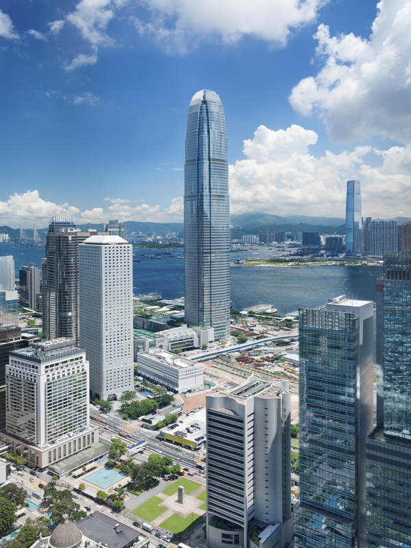 干净的城市街道和线条干净利落的现代建筑