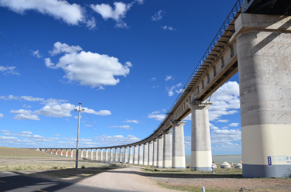 草原地标路桥