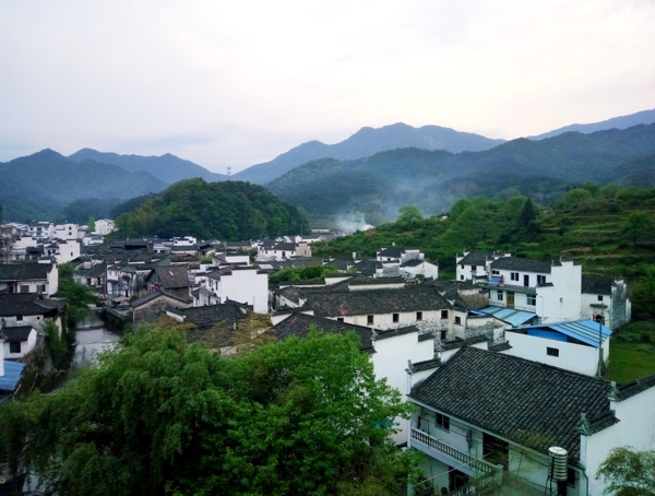 远山连绵和排列有致的农家村落