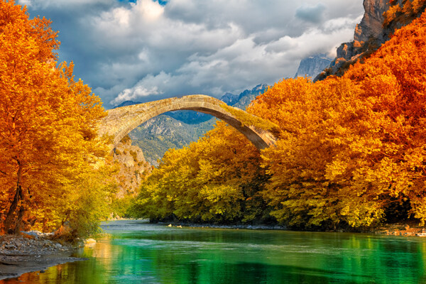 秋天拱桥枫树林风景图片