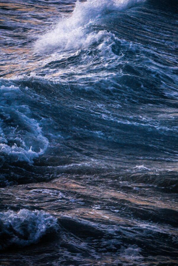 大海海浪汹涌磅礴