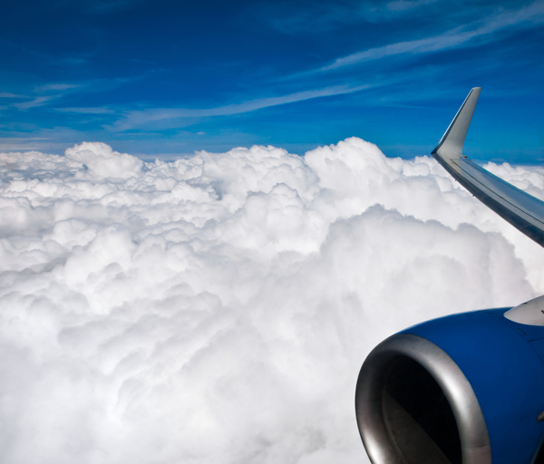 白云与飞机图片