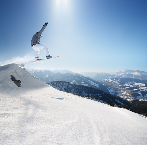 跳跃起来的滑雪运动员图片