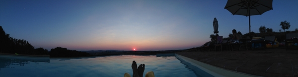 夕阳下的游泳池图片